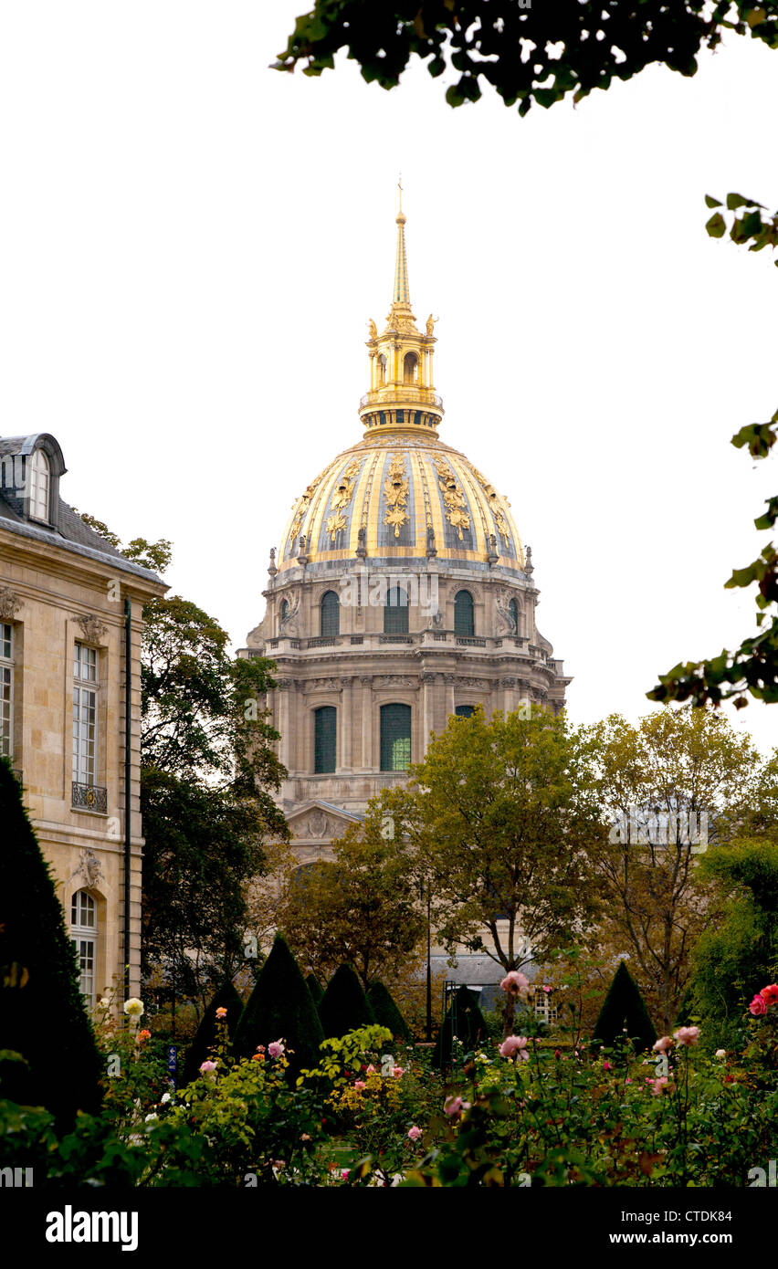 Parigi, Francia: La cupola dorata della Chiesa del Duomo a Les Invalides torri sopra i giardini presso il Museo Rodin. Foto Stock