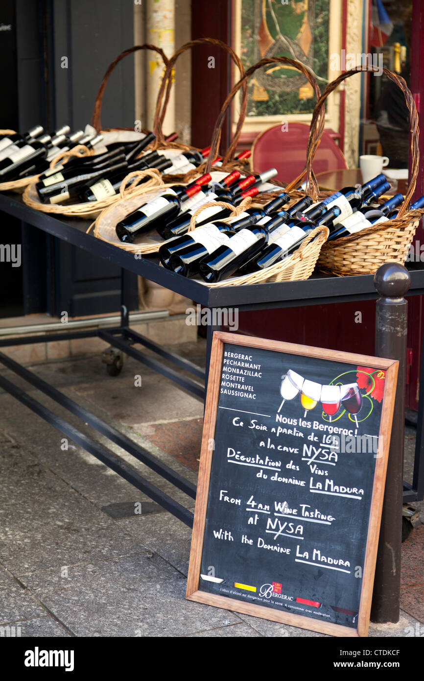 Visualizzare al Les Vins du Bergerac, un negozio di vino sulla Rue Cler a Parigi, Francia. Solo uso editoriale. Foto Stock
