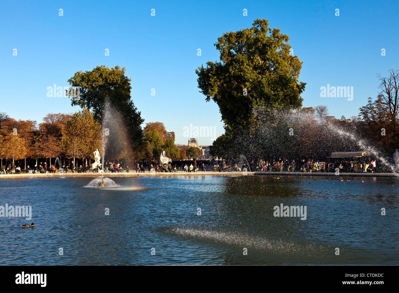 In autunno i Giardini delle Tuileries, appena fuori la Place de la Concorde. Foto Stock