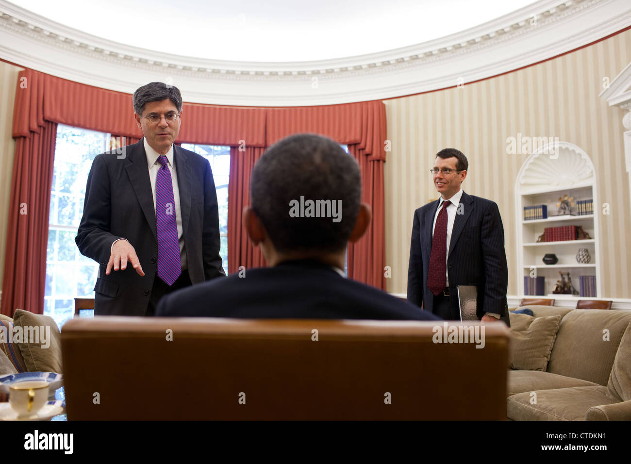 Il Presidente Usa Barack Obama parla con il capo dello staff Jack Lew e Senior Advisor David Plouffe all Ufficio Ovale della Casa Bianca il 4 giugno 2012. in Washington, DC. Foto Stock