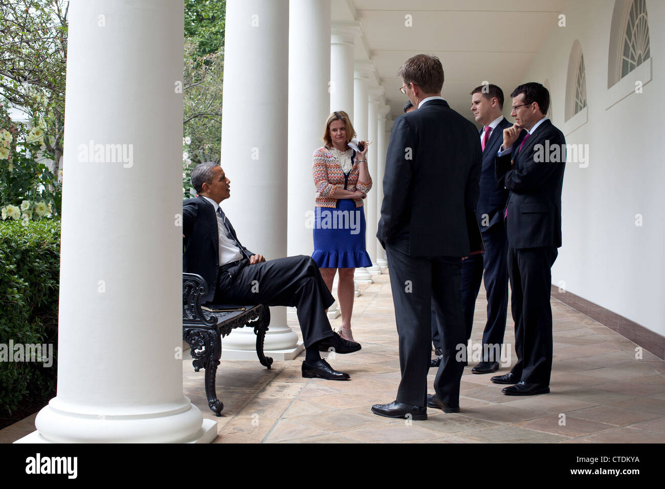 Il Presidente Usa Barack Obama i colloqui con il personale lungo il colonnato della Casa Bianca Giugno 5, 2012 in Washington, DC. Nella foto, in senso orario a partire dal Presidente, sono: Jennifer Palmieri, Vice Direttore delle comunicazioni; Capo di staff Jack Lew; Dan Pfeiffer, direttore delle comunicazioni; Senior Advisor David Plouffe; e premere il Segretario Jay Carney. Foto Stock