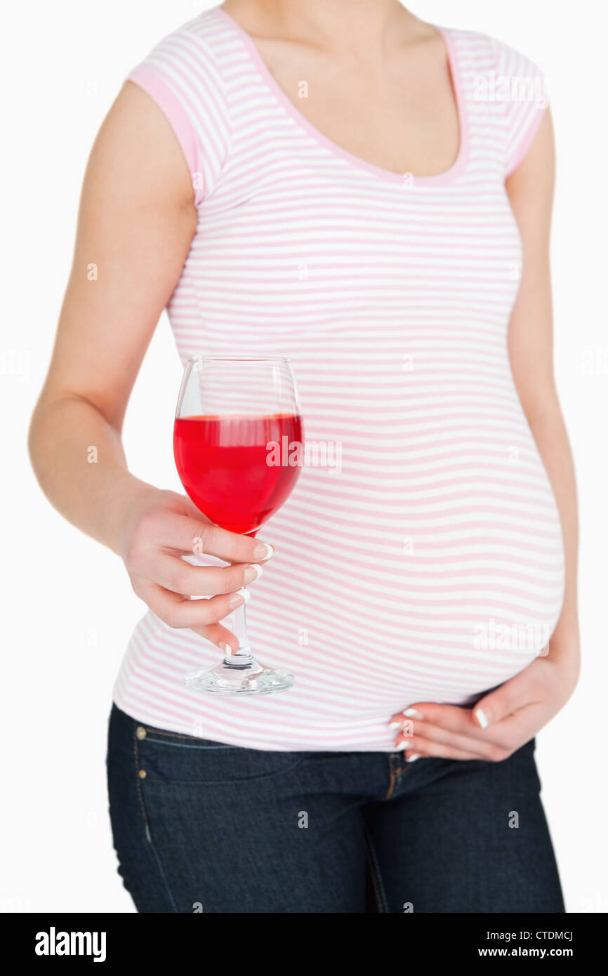 Donna incinta con una bevanda analcolica Foto Stock