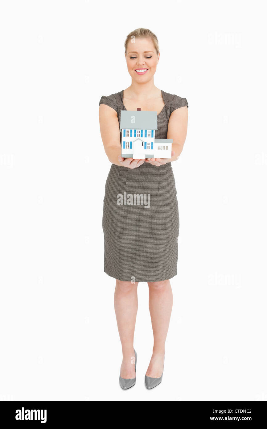 Imprenditrice che mostra un modello di casa nelle sue mani Foto Stock