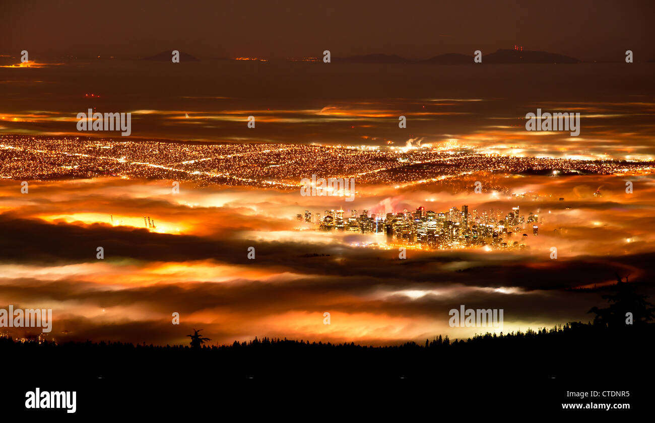 Invadere la nebbia avvolge la città di Vancouver, BC Canada di notte Foto Stock