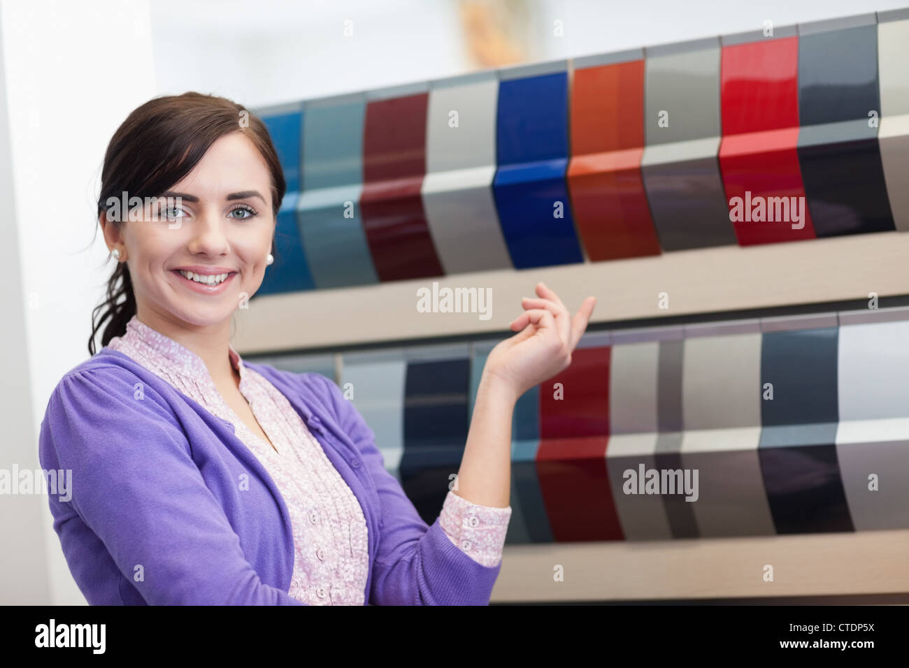 Donna mentre puntando una tavolozza di colori Foto Stock