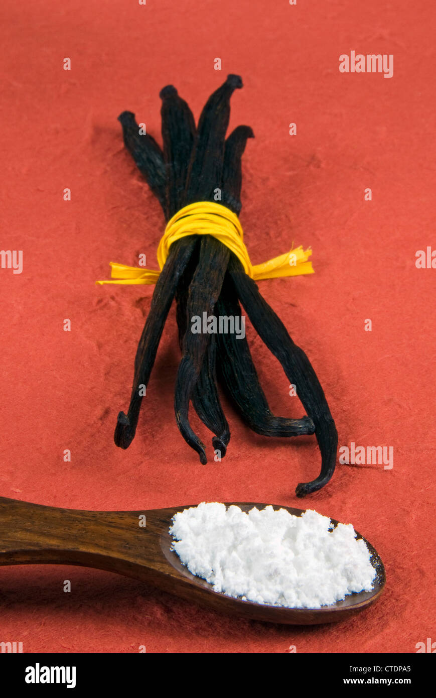 Baccello di vaniglia e vaniglia in polvere in un cucchiaio di legno Foto Stock