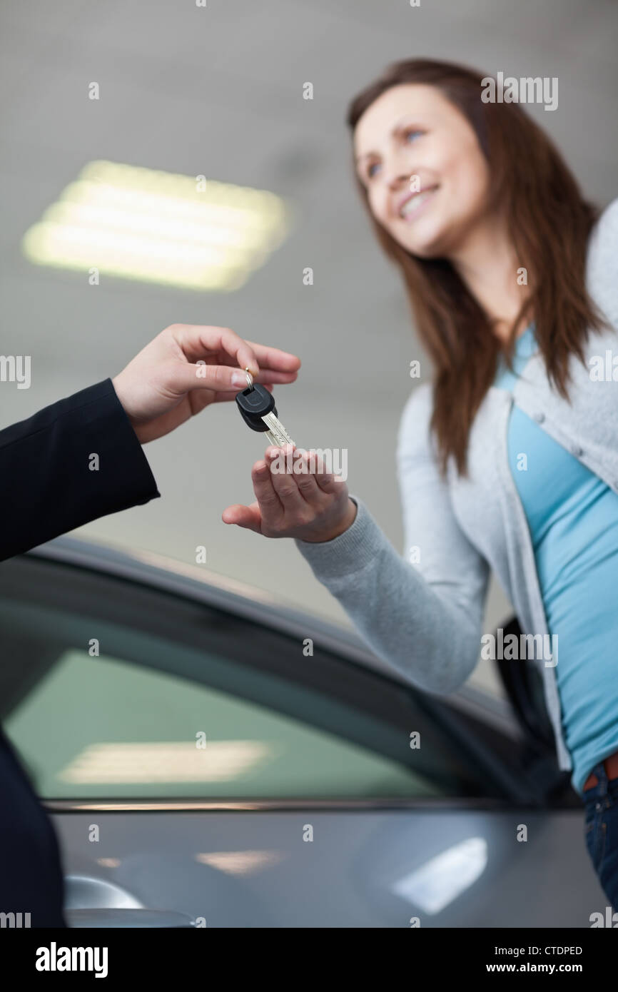 Donna raggiungere fuori mano Foto Stock