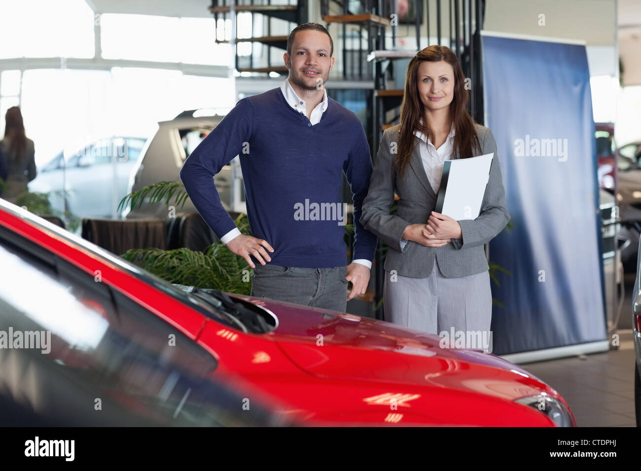 L'uomo l'acquisto di una nuova auto Foto Stock