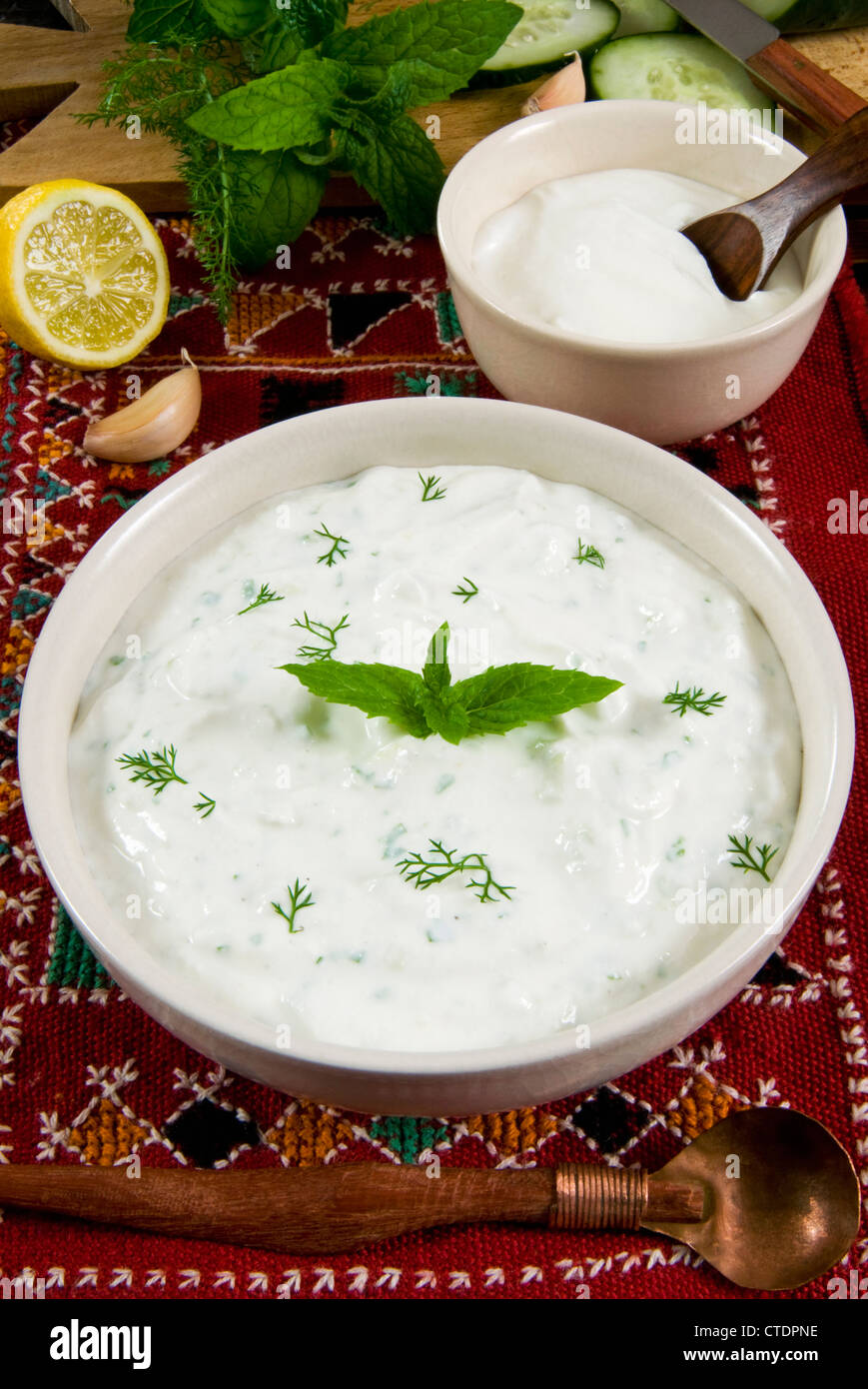 Cacik, con salsa di yogurt, menta, cetriolo, limone, cibo turco, Turchia Foto Stock