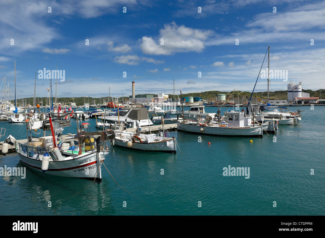 Barche nel porto di Mahon Minorca isole Baleari Spagna Foto Stock