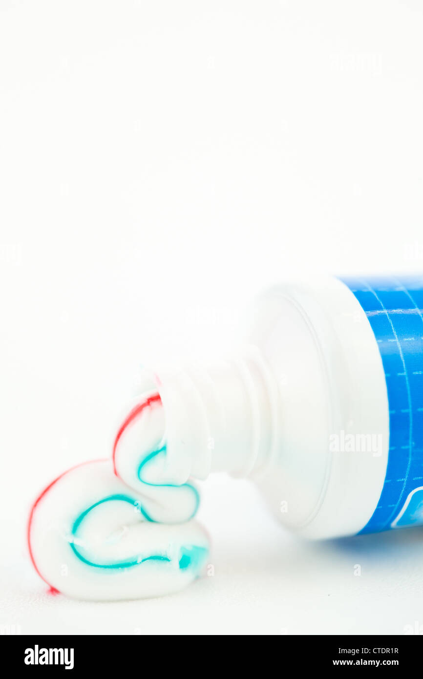 Il dentifricio multicolore di uscita di un tubo di dentifricio Foto Stock