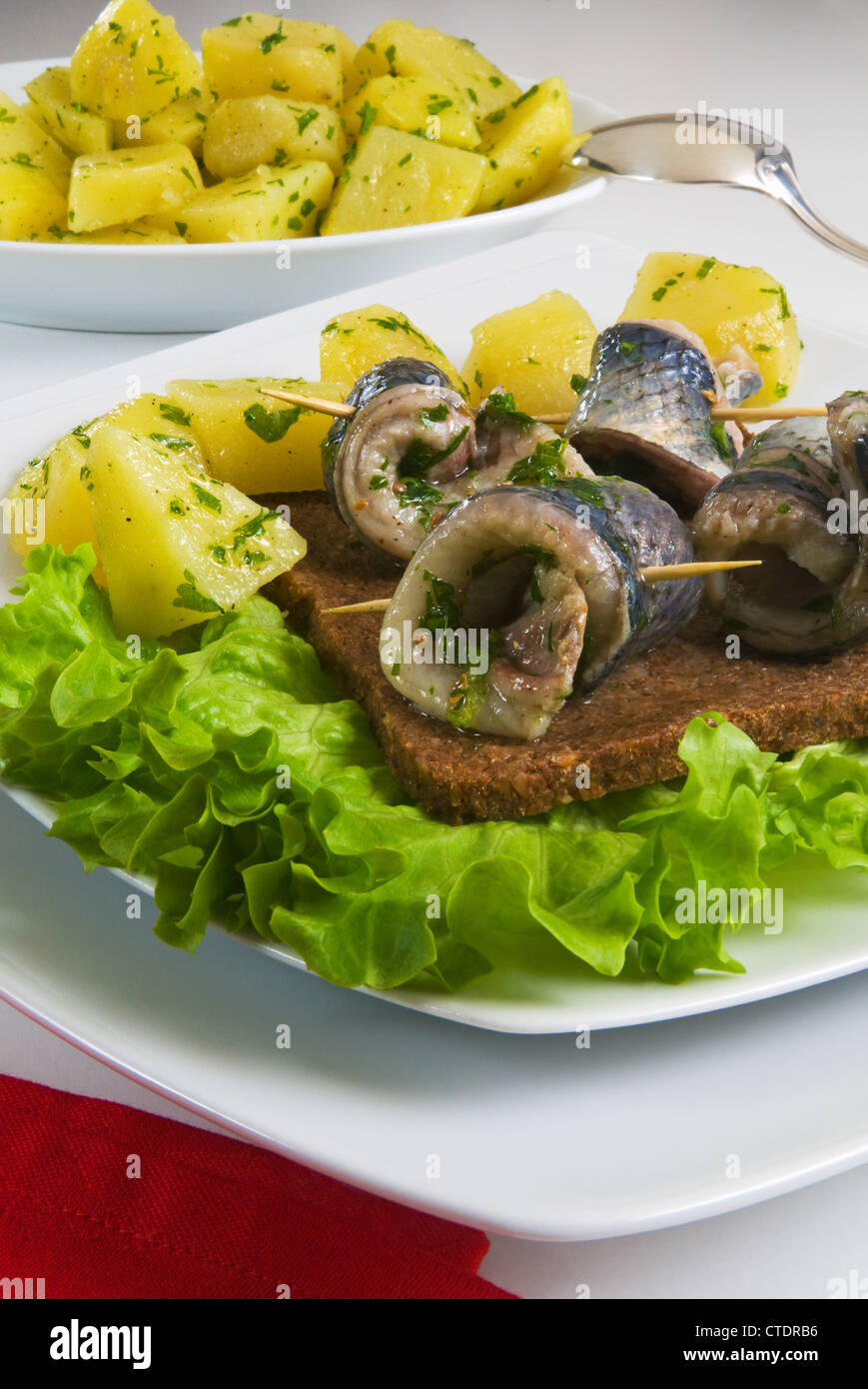 Marinata di aringhe (Clupea harengus) con patate con prezzemolo Foto Stock