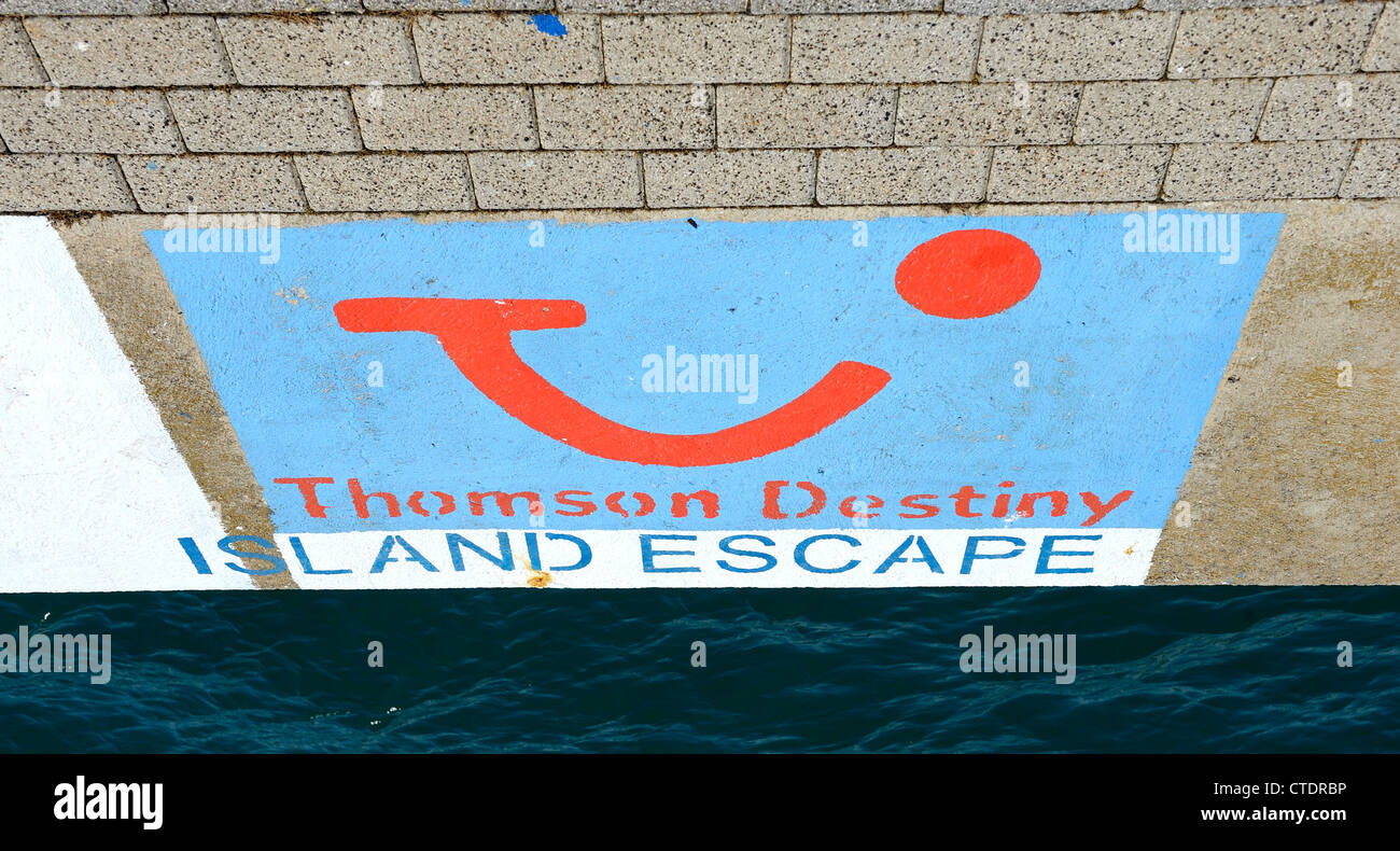 Thomson destiny island escape dipinto sul keyside Mahon Minorca spagna Foto Stock