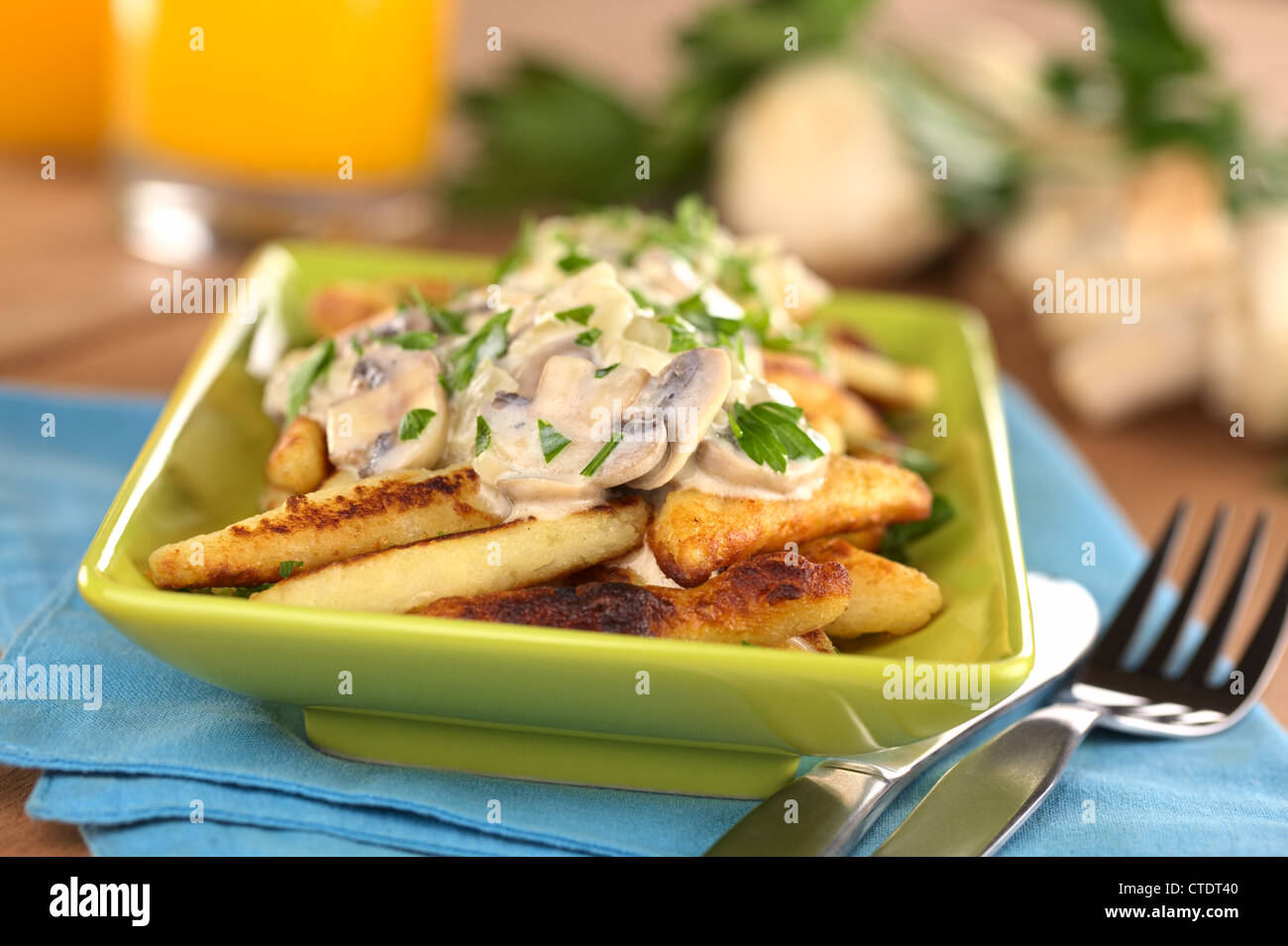 Schupfnudeln (Sveva tagliatelle di patate dalla Germania meridionale) con salsa di funghi Foto Stock