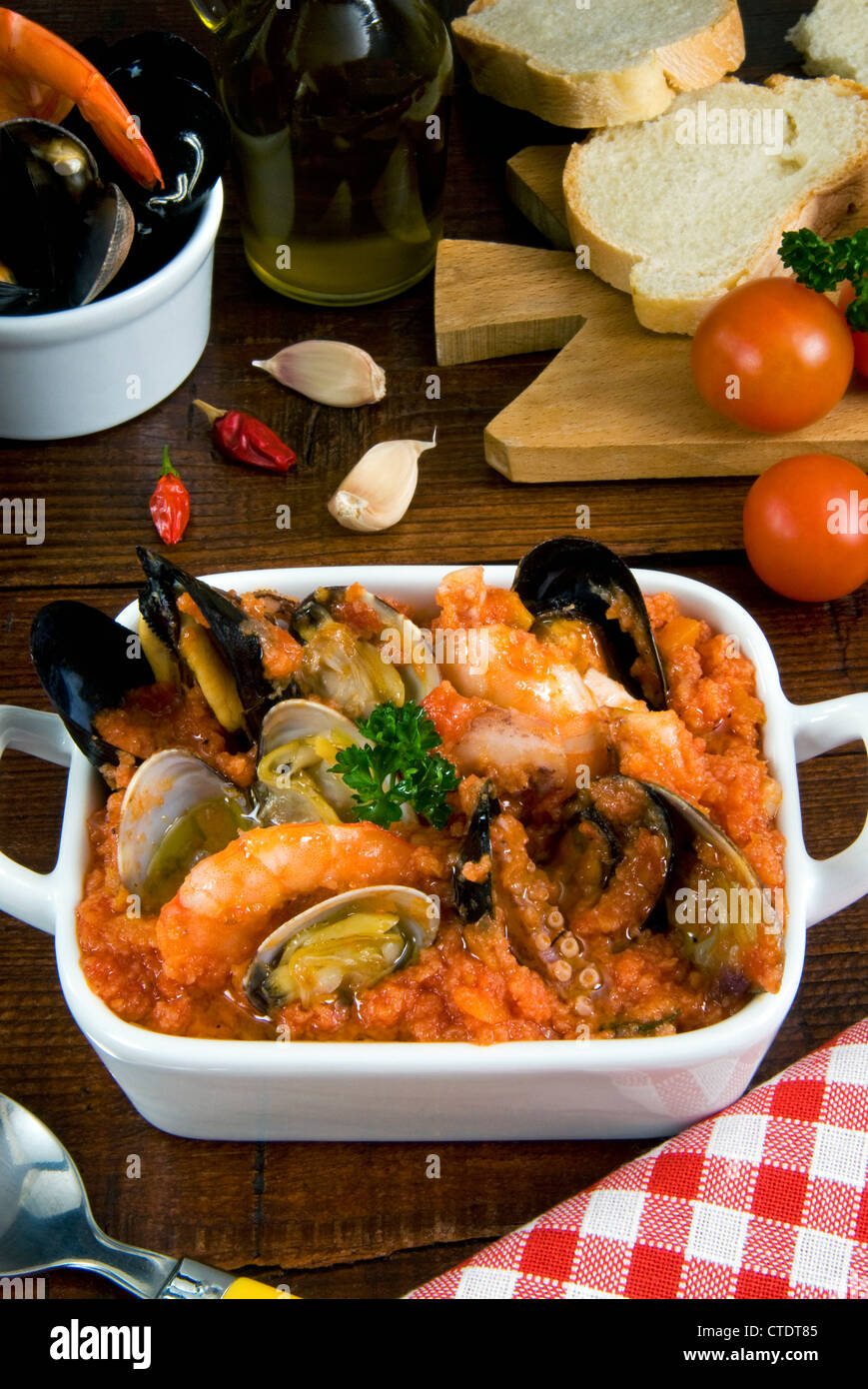 Frutti di mare pappa (pomodoro italiano & minestra di pane), con pomodoro, pane, cozze, gamberi e vongole, polpo Foto Stock