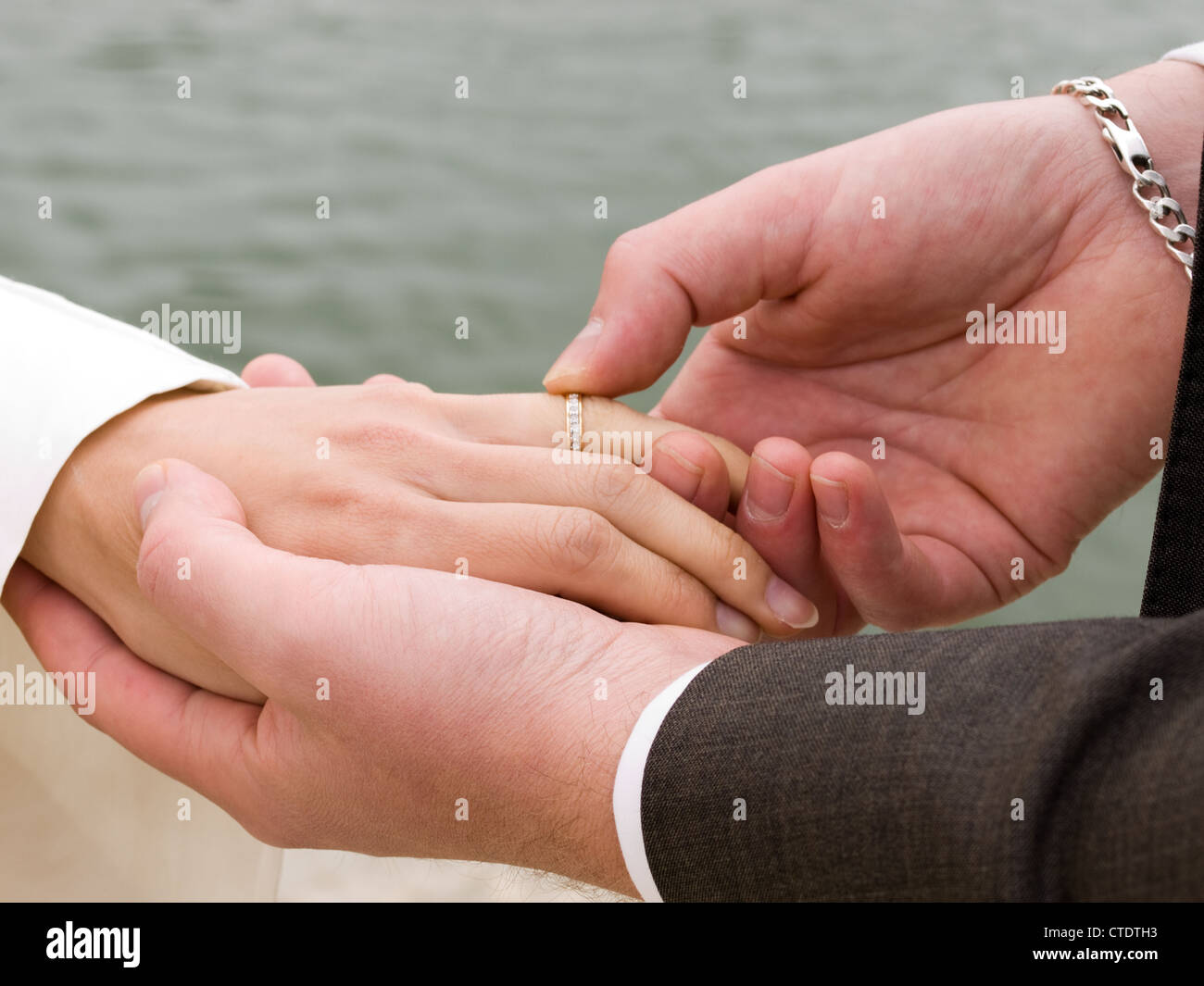 Close-up su exchange gli anelli di nozze di una giovane coppia. Foto Stock