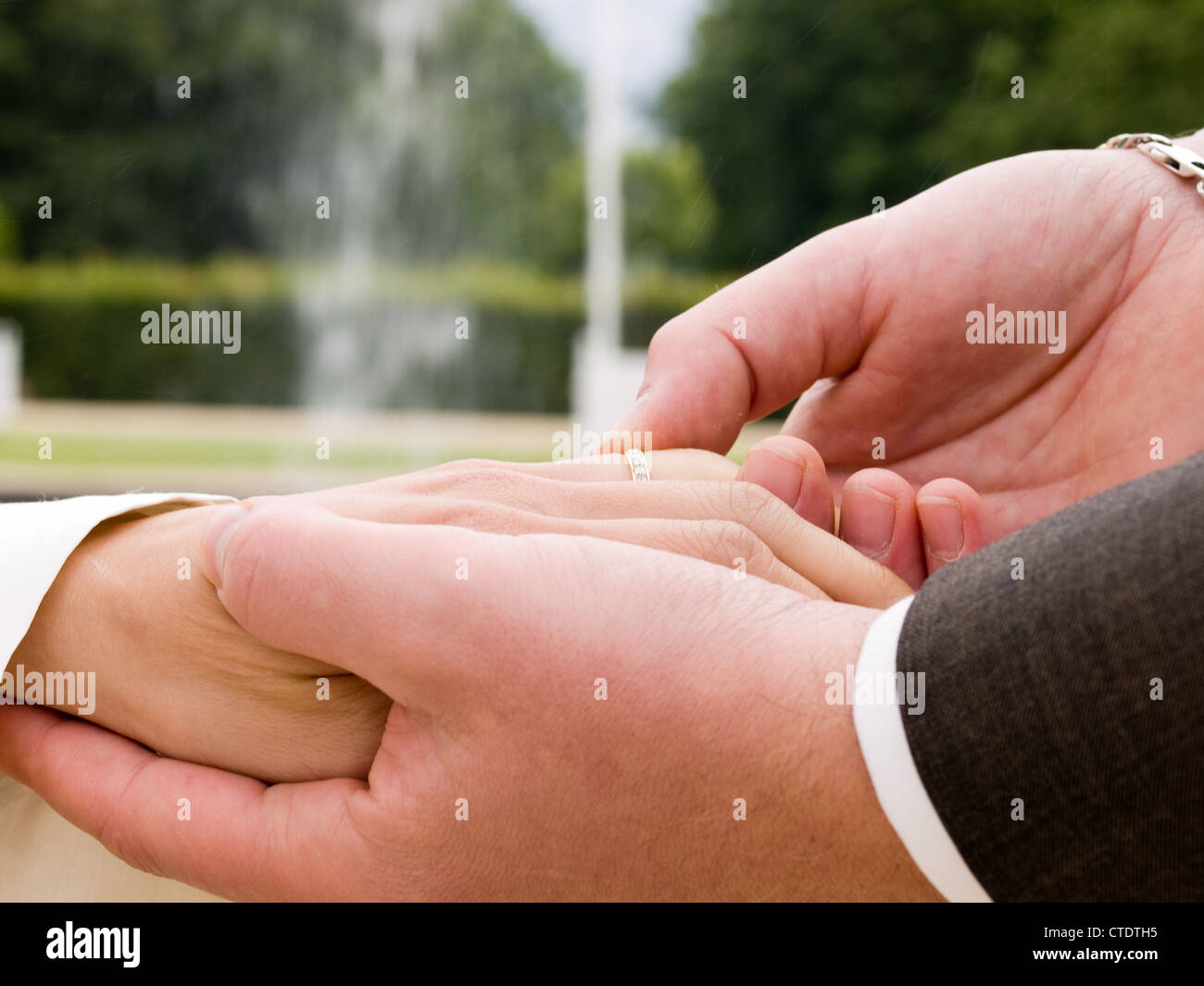 Close-up su exchange gli anelli di nozze di una giovane coppia. Foto Stock