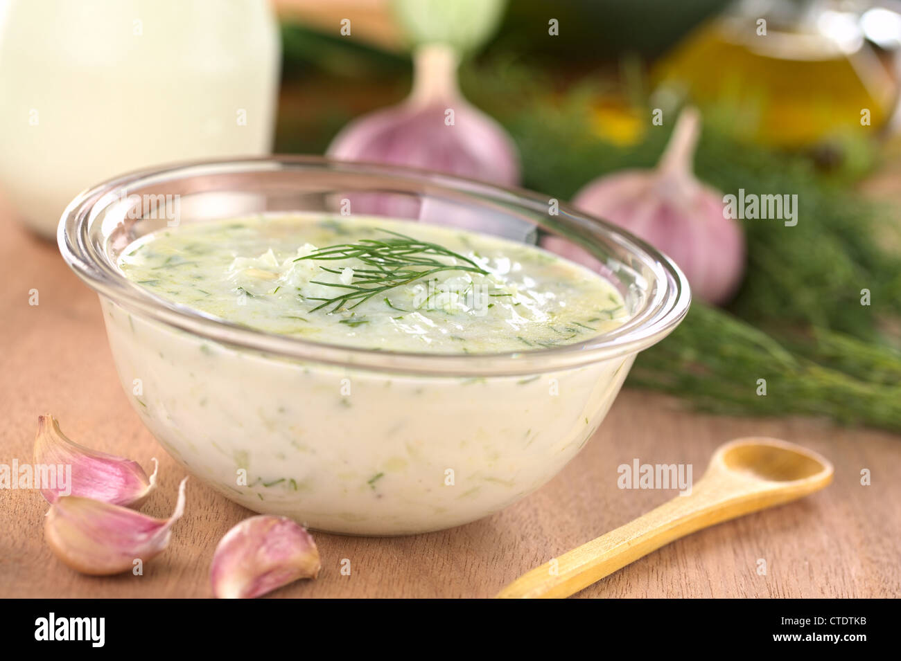 Tzatziki, un greco e turco salsa, fatta di yogurt, cetrioli, aglio, olio di oliva e aneto Foto Stock