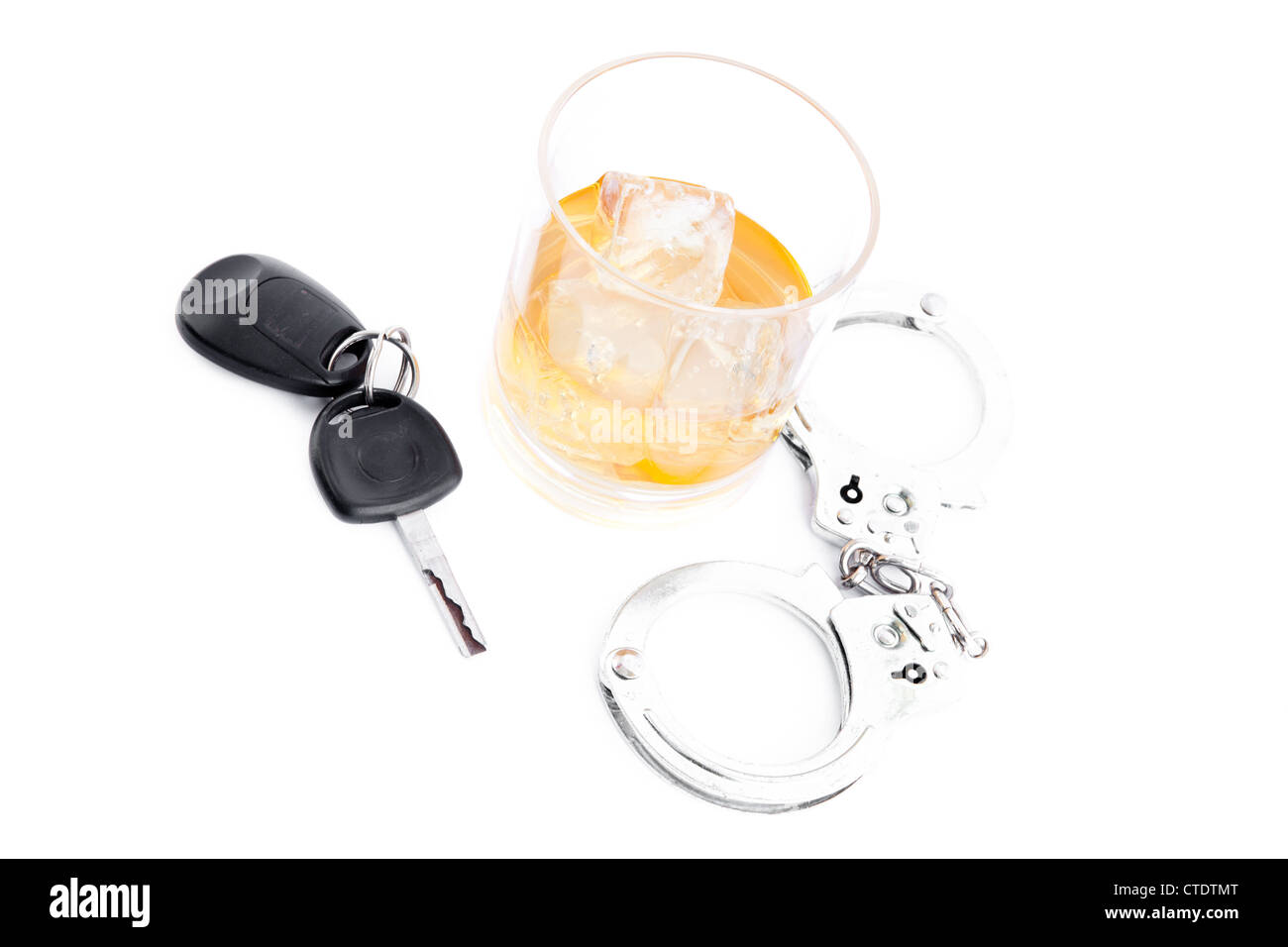 Bicchiere Tumbler con il whiskey con chiave auto e manette Foto Stock