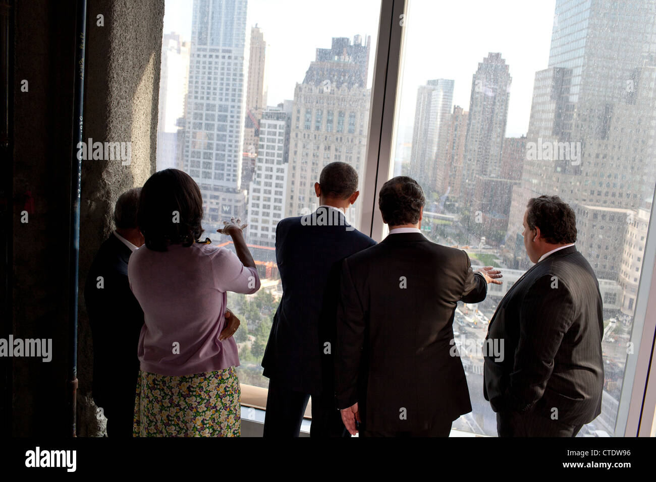 Il Presidente Usa Barack Obama e la First Lady Michelle Obama con il sindaco di New York City Michael Bloomberg, sinistra, il governatore di New York Andrew Cuomo, centro e New Jersey governatore Chris Christie, tour la Port Authority di New York e New Jersey One World Trade Center site Giugno 14, 2012 a New York, NY. Foto Stock