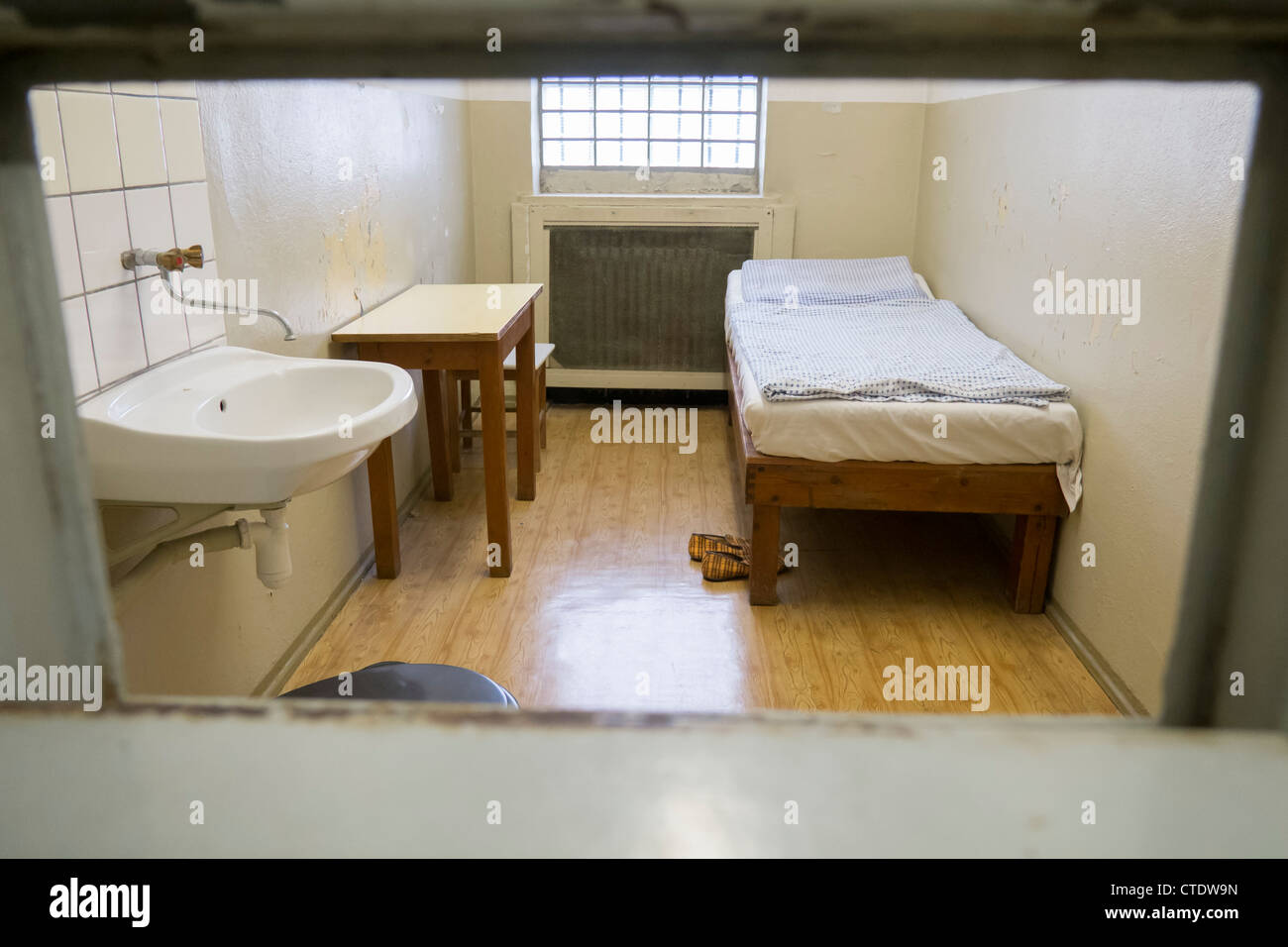 Prigioniero cella in Oriente polizia segreta tedesca della prigione Stasi Hohenschönhausen a Berlino Germania Foto Stock