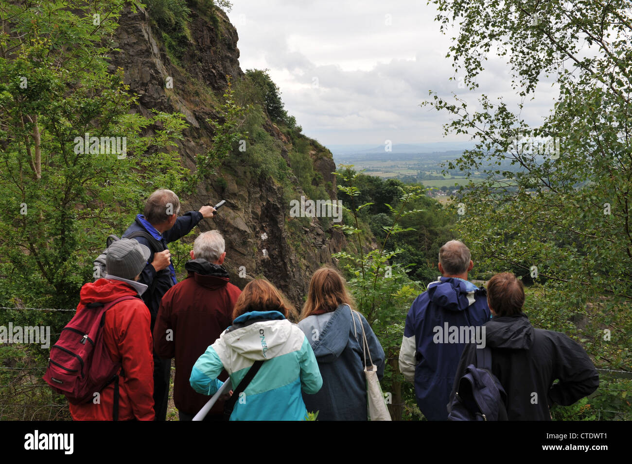 Un gruppo di geologi dilettanti guardare ad est dall'Malverns presso un antico continentale formatosi durante il Triassico. Foto Stock