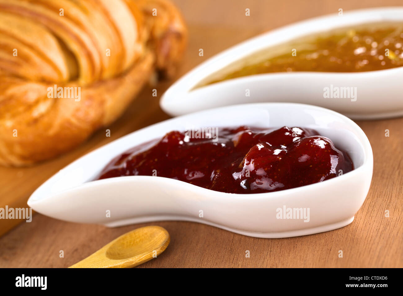La fragola e orange jam con croissant Foto Stock