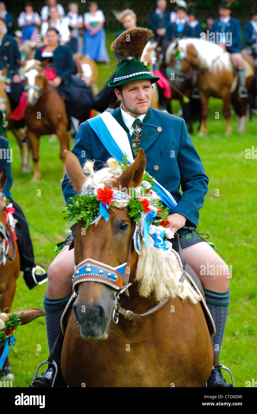 Tradizionale e annuale cavallo cattolica parata nel villaggio Steingaden, Baviera, Germania Foto Stock