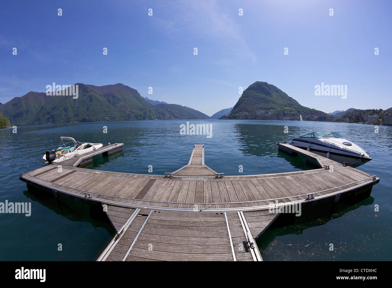 Pontile a Lugano, in vista del Monte San Salvador, il lago di Lugano, Ticino, Svizzera, Europa Foto Stock