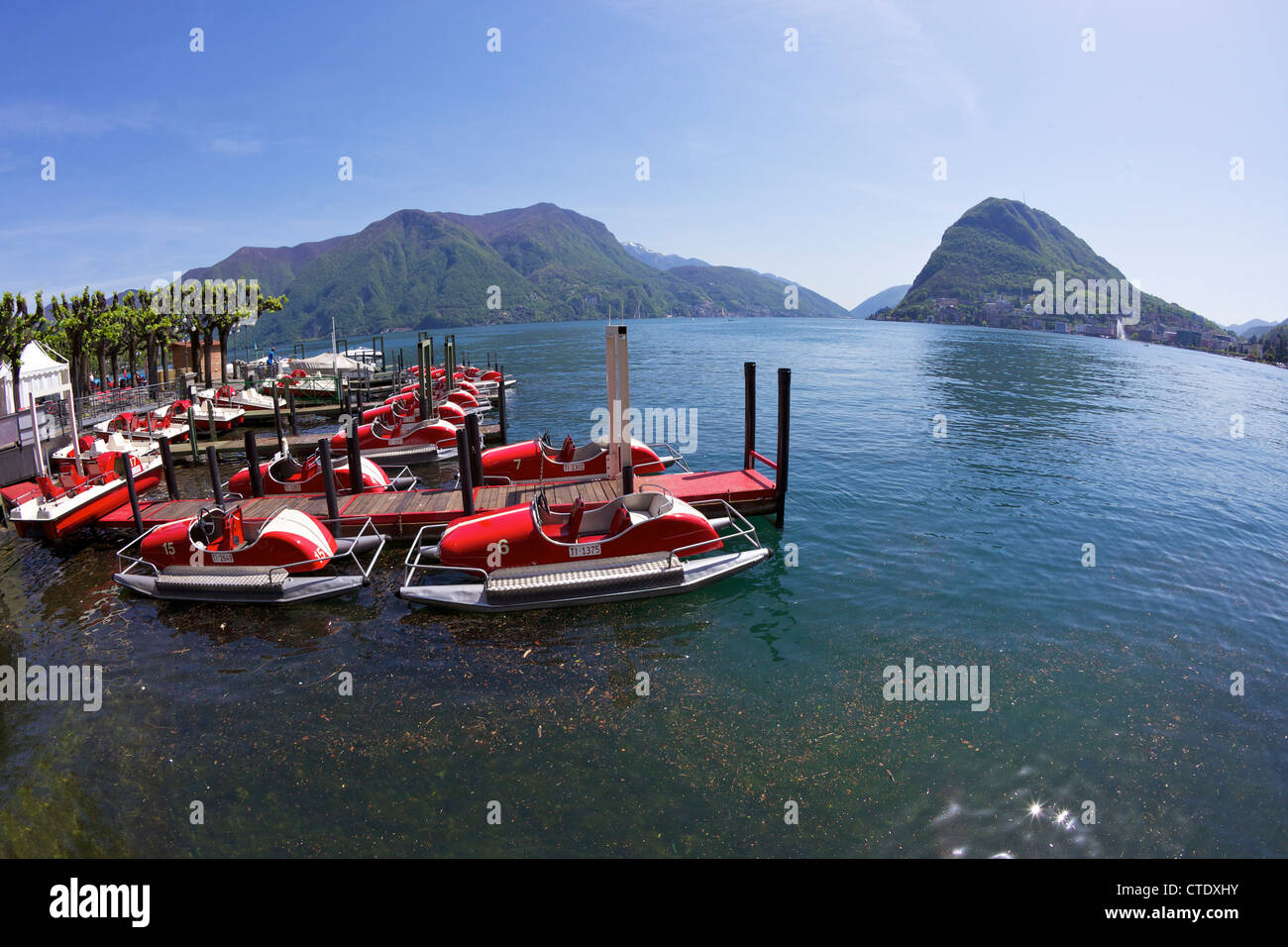 Barche pedalò sul lago di Lugano con vista del Monte San Salvador, il lago di Lugano, Ticino, Svizzera, Europa Foto Stock
