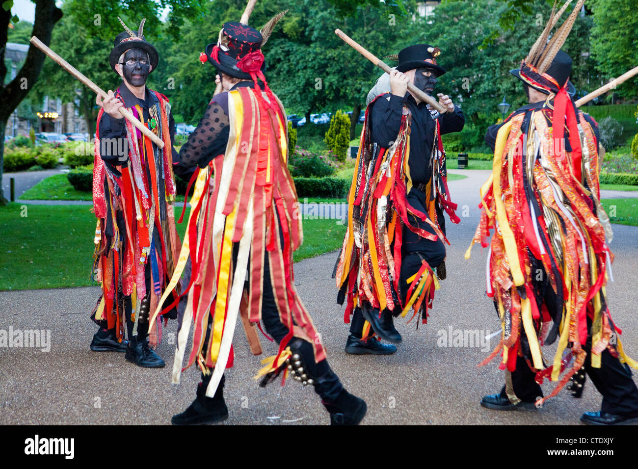 Il Powderkegs, Border Morris ballerini, eseguendo in Buxton Pavillion Gardens, Derbyshire, Inghilterra Foto Stock
