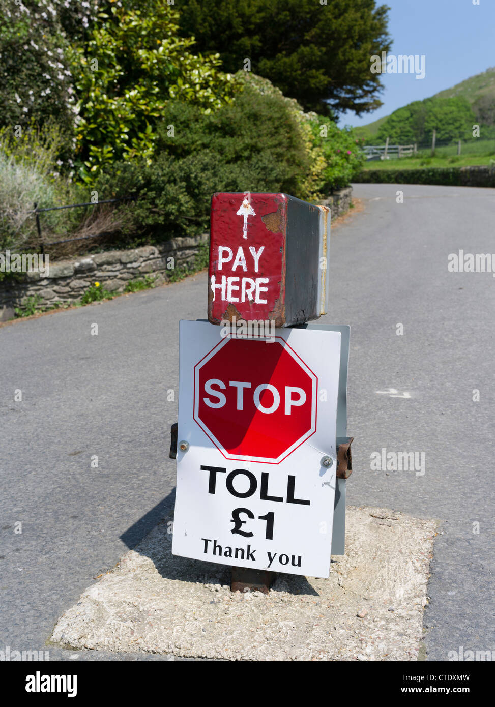 dh LYNTON DEVON ENGLAND UK Pay onesty box Toll Road Exmoor National Park stand uk Foto Stock