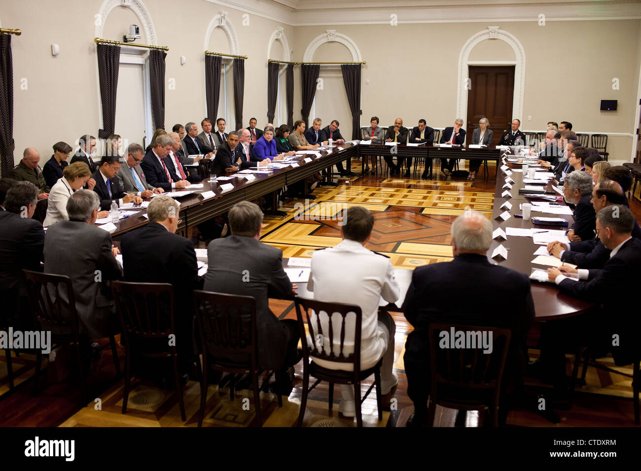 Il Presidente Usa Barack Obama e il Vice Presidente Joe Biden partecipare nel 2012 a livello nazionale Esercizio di Eisenhower Executive Office edificio della Casa Bianca Giugno 5, 2012 in Washington, DC. Il livello nazionale Esercizio è parte di una serie di congressionally mandated preparazione esercizi pensati per educare e preparare i partecipanti per i potenziali eventi catastrofici. Foto Stock