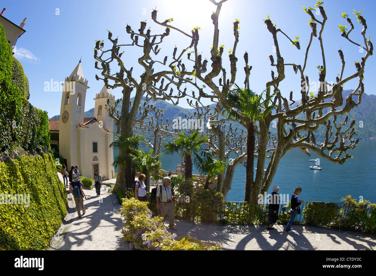 Piano di potatura di alberi e cappella di Villa Balbianello, nel sole primaverile, Lenno, Lago di Como, nel Nord Italia, Europa Foto Stock