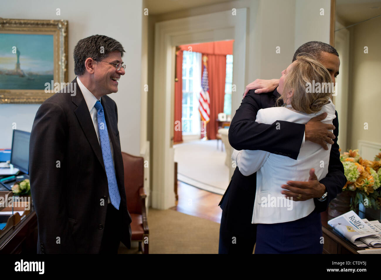 Il Presidente Usa Barack Obama è congratulato da Capo della staff Jack Lew e Kathryn Ruemmler, di consigli per il Presidente, dopo aver appreso della Corte suprema si è pronunciata a favore della firma del Presidente Assistenza sanitaria legge "Protezione Paziente e cura conveniente agire", Giugno 28, 2012 a Washington, DC. Foto Stock