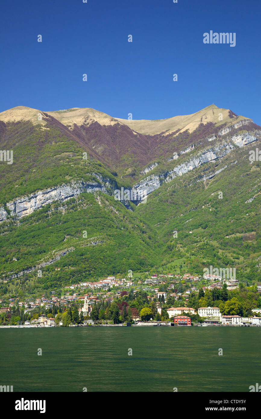 Comune di Tremezzo in sole primaverile, Lago di Como, nel Nord Italia, Europa Foto Stock