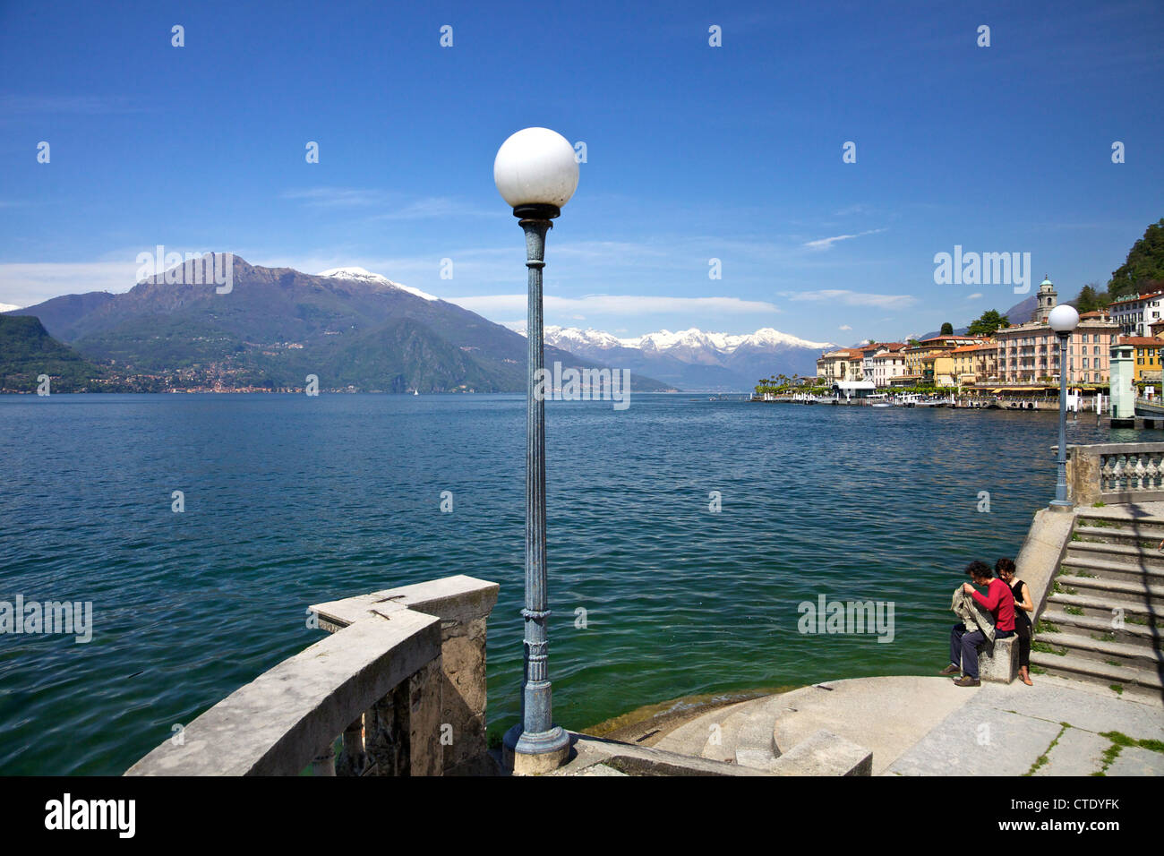 Sole primaverile sul lungomare a Bellagio, Lago di Como, Italia, Europa Foto Stock