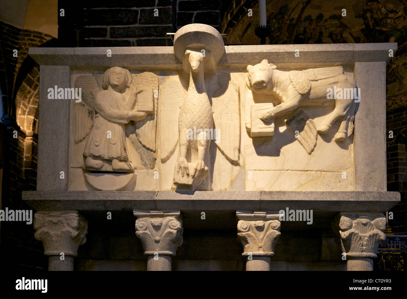 Xi secolo il pulpito nella chiesa romanica di San Giacomo, con rilievi degli evangelisti, Bellagio Lago di Como, Italia, Europa Foto Stock