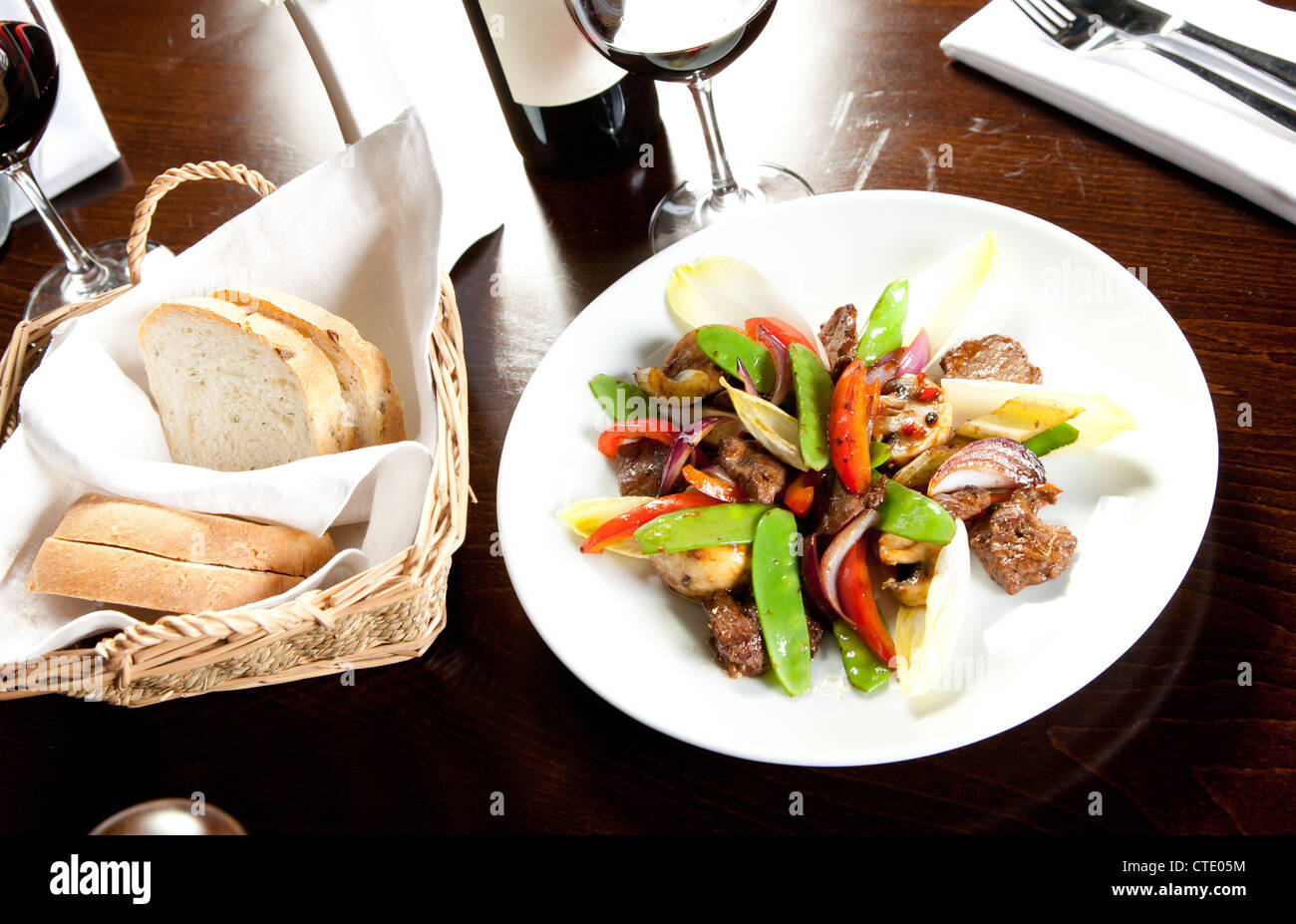 Arrosto di carne con piselli e cipolle Foto Stock