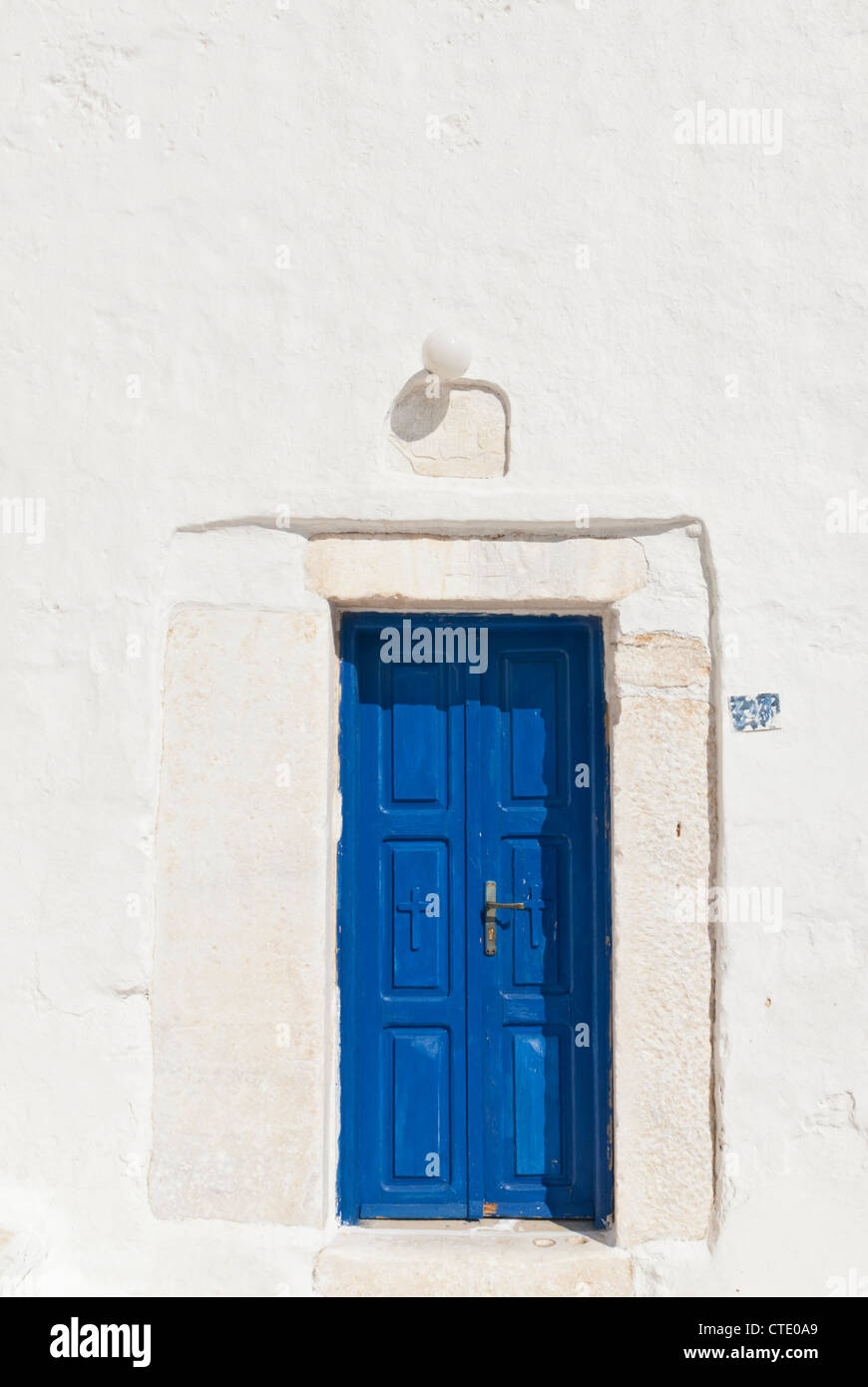 Porta blu in un muro di calcestruzzo di una chiesa sulla isola di Serifos, Cicladi Grecia Foto Stock