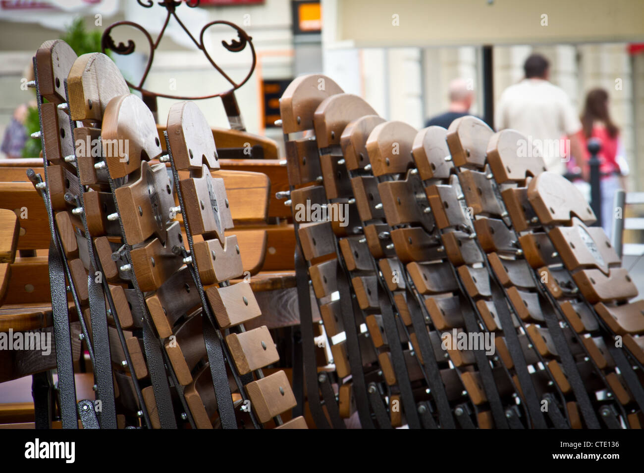 Sedie in chiuso il ristorante all'aperto Foto Stock