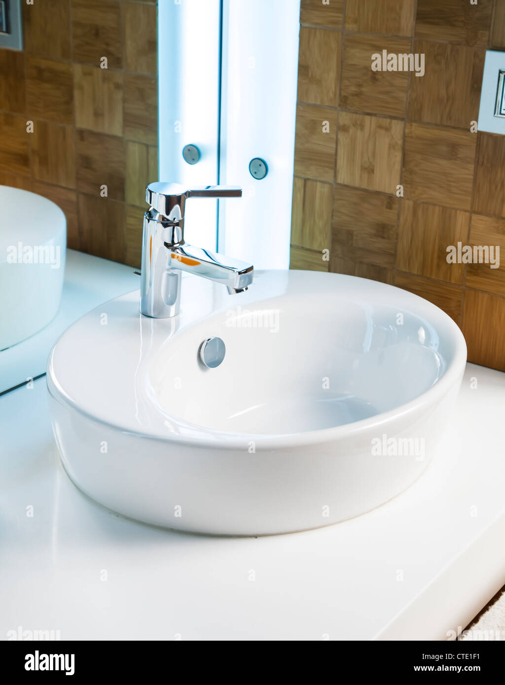 Bagno moderno lavabo in ceramica bianca Foto Stock