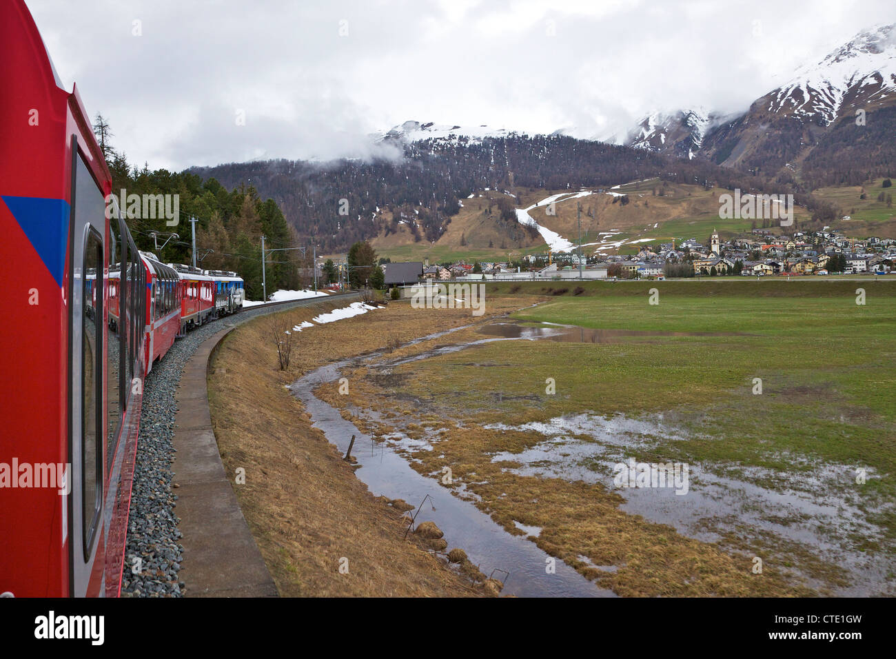 Bernina Express viaggia da Tirano in Italia a San Moritz Svizzera Europa Foto Stock