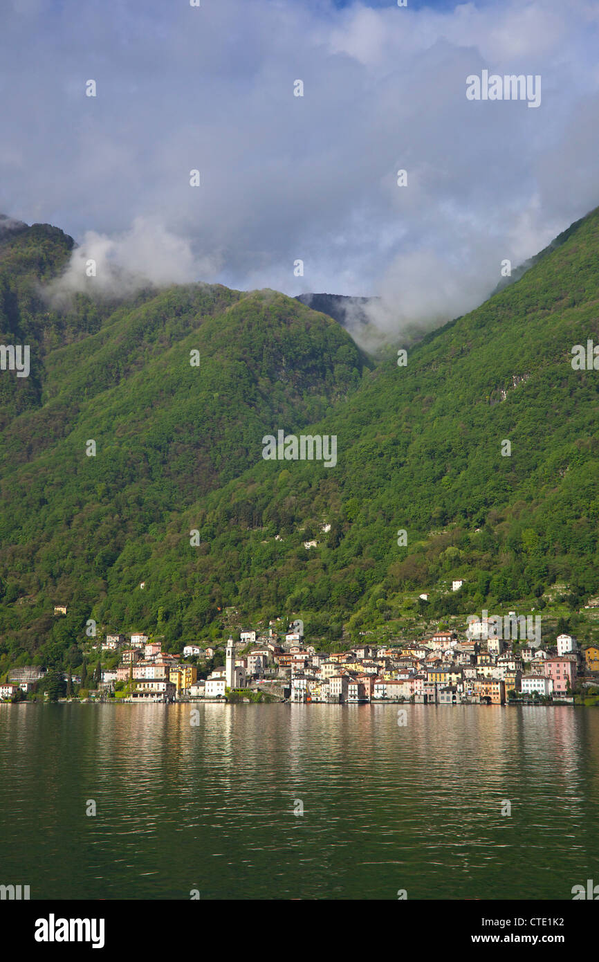 Vista sul lago di Como dal vicino a Argegno, la mattina presto, Italia, Europa Foto Stock