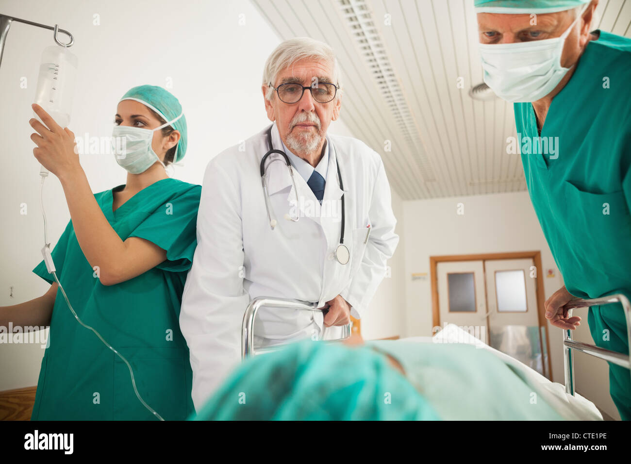 Medico e chirurgo guardando un paziente Foto Stock