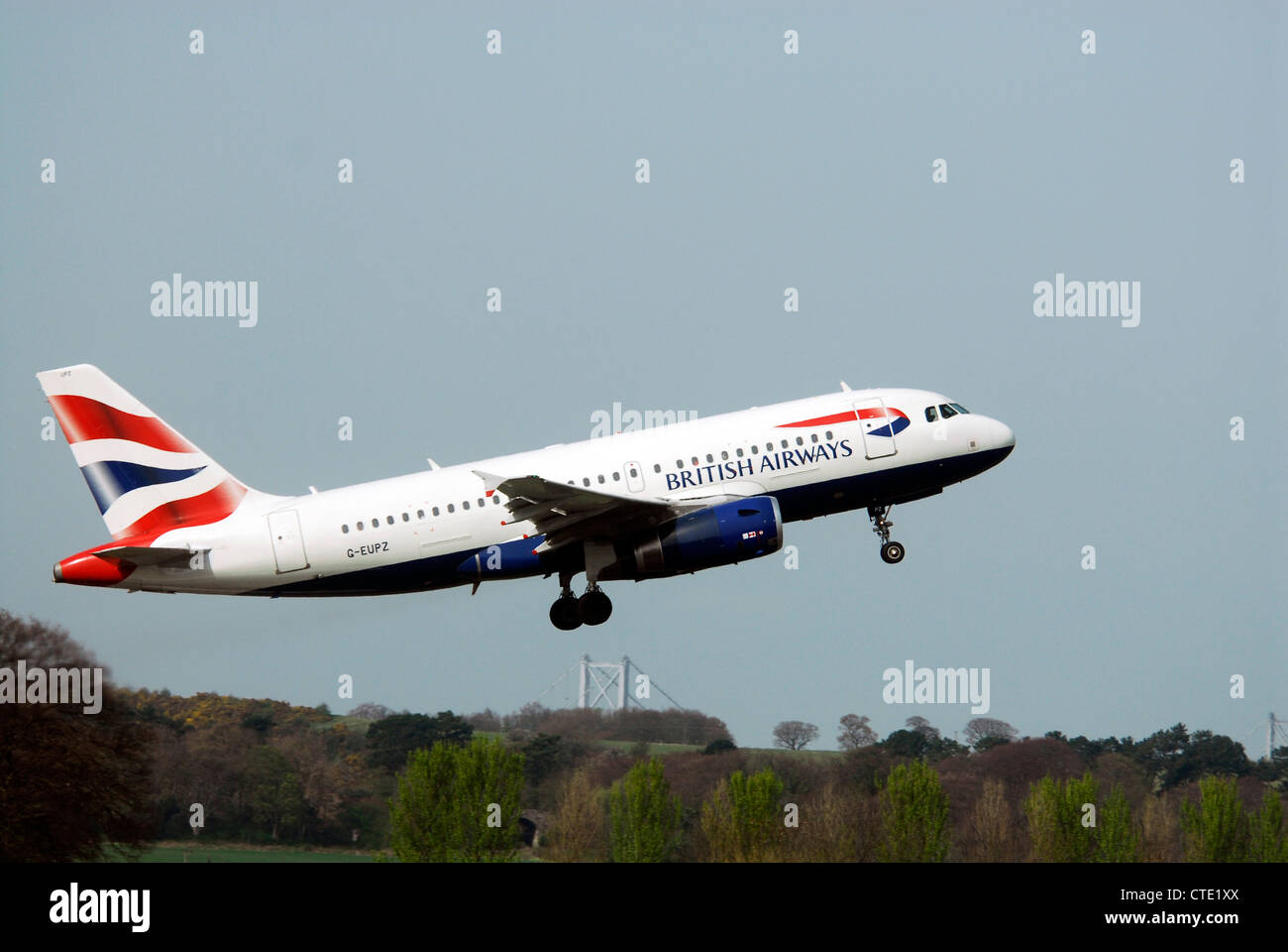 G-EUPZ - British Airways Airbus A319 131 aereo decolla dall'aeroporto di Edimburgo Foto Stock