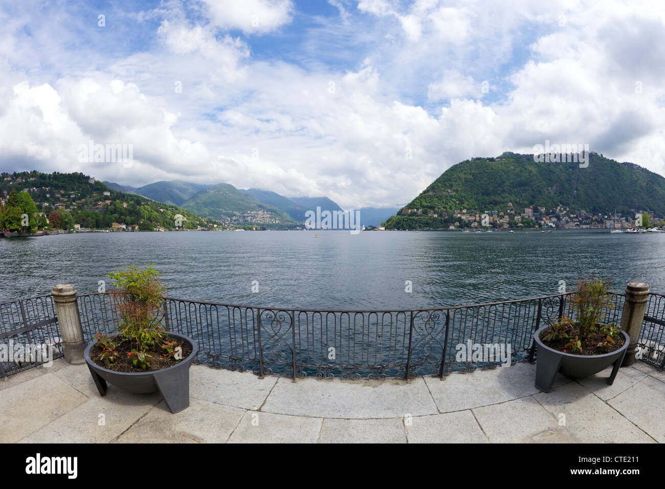 Vista sul lago di Como guardando a nord dalla città di Como, Nord Italia, Europa Foto Stock