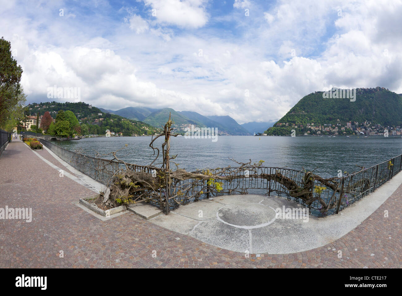 Vista sul lago di Como guardando a nord dalla città di Como, Nord Italia, Europa Foto Stock