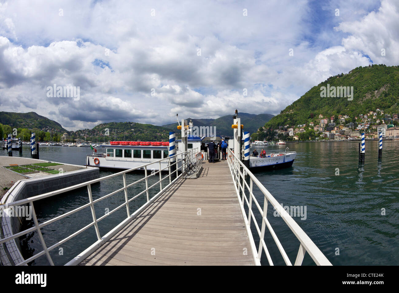 Molo per i traghetti passeggeri nel centro di Como, il lago di Como, nel Nord Italia, Europa Foto Stock