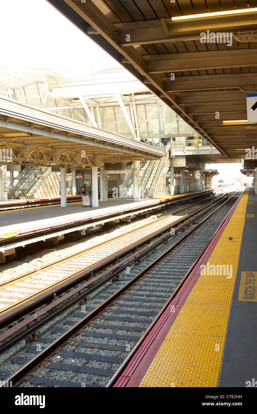 Piattaforma su una stazione ferroviaria Foto Stock